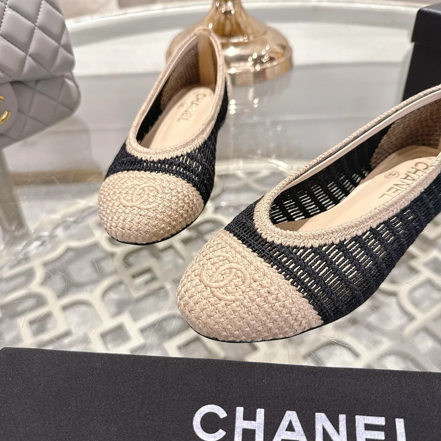 👟👟Ex-factory price 520👟👟 Chanel 25SS finally comes out with woven ballet shoes‼ ️ Shoes worthy of their own article, I have to say that they are finally waiting for you! So elegant and chill. Wear it in the summer to enjoy the breeze and walk on the street. Round square toe design. Cute and cute~ The appearance is super online. When you wear it, you will feel like a wealthy daughter. I thought it was good-looking. Only when I put it on my feet do I know how easy it is to wear~ Upper: Exclusive custom-made mesh (comfortable and breathable) Foot pad: Sheepskin Outsole: Genuine leather sole imported from Italy Size: 35-39 (customized at 40.41.42)
